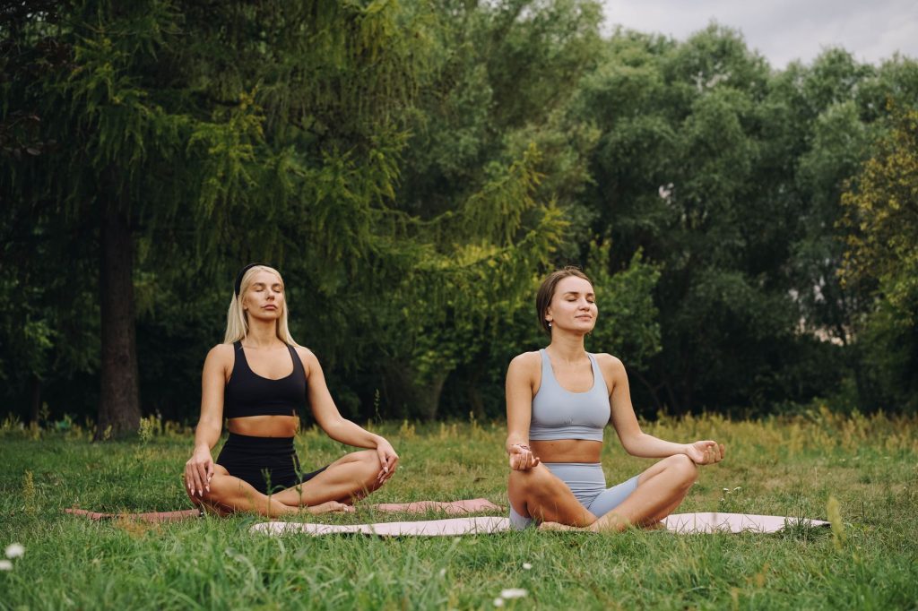 Les bienfaits du yoga en plein air : connexion avec la nature